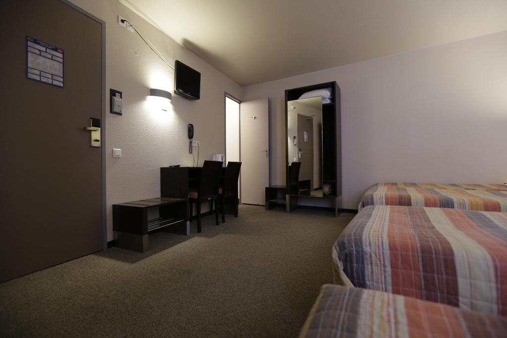 Hôtel Au Petit Caporal Maisons-Alfort Zimmer foto