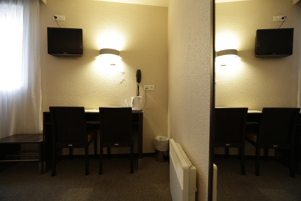 Hôtel Au Petit Caporal Maisons-Alfort Zimmer foto