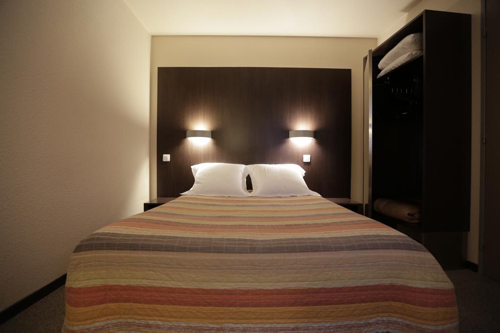 Hôtel Au Petit Caporal Maisons-Alfort Zimmer foto