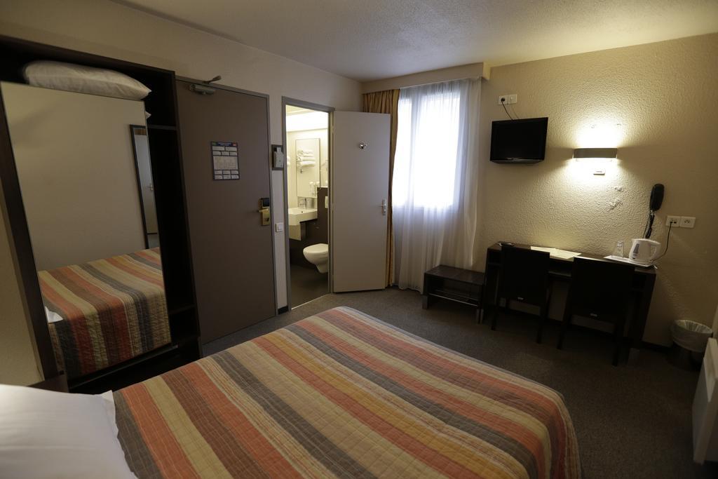 Hôtel Au Petit Caporal Maisons-Alfort Zimmer foto